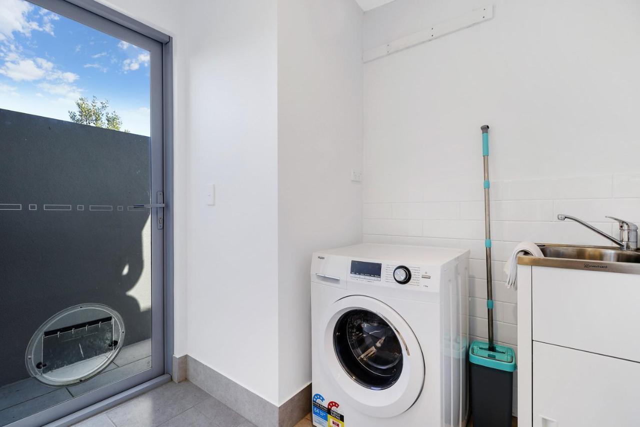 Welcoming Lakeside Getaway With Waterviews, Wifi, Pool & Park Mooloolaba Exterior foto